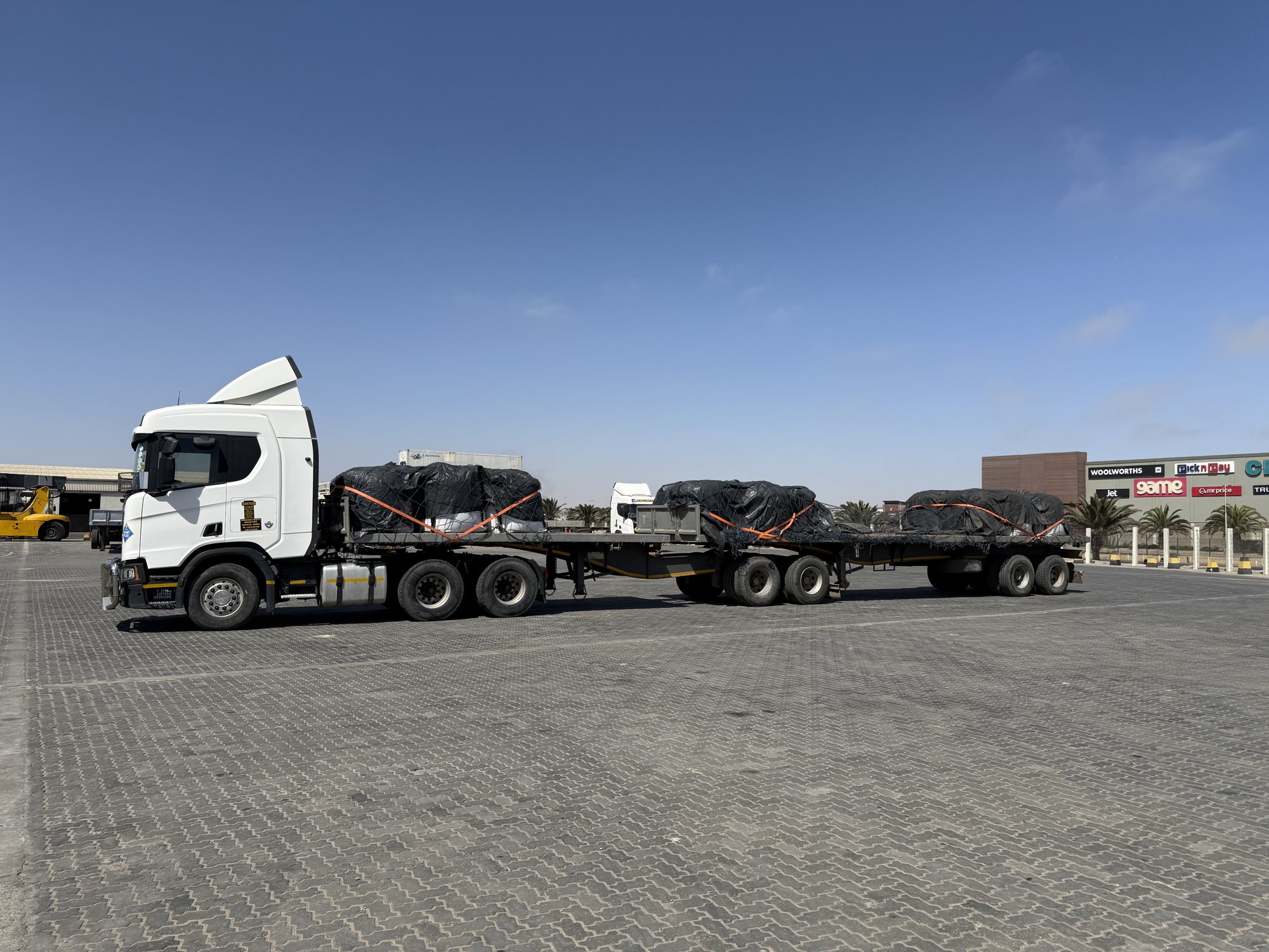 Flatbed road train with break-bulk cargo