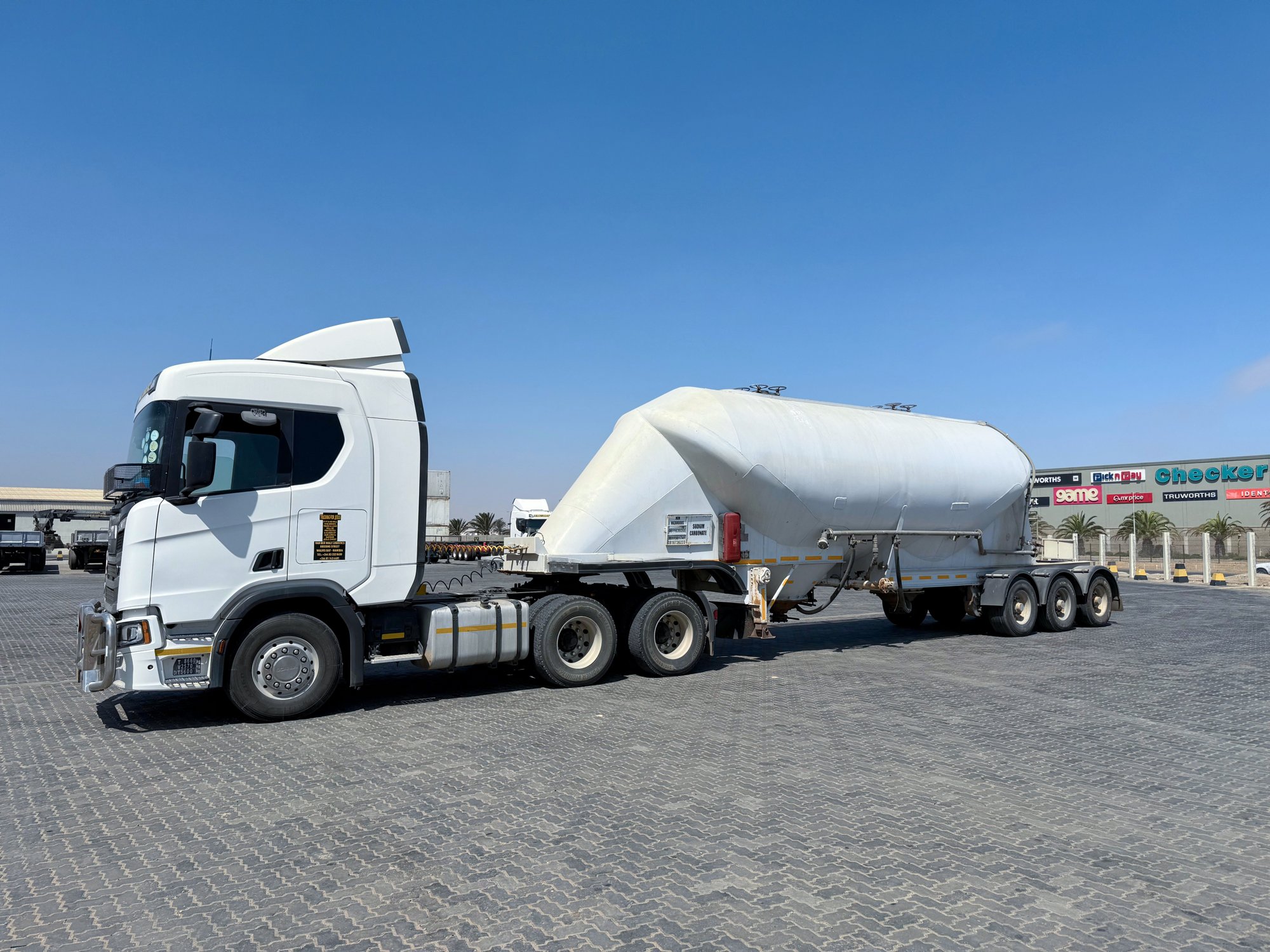 Bulk powder tanker semi-trailer
